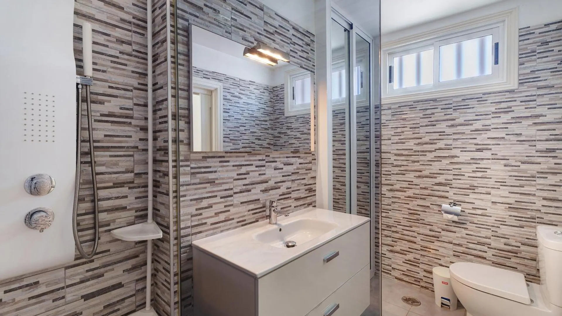 3 Bedrooms With Views 아데제 0*,