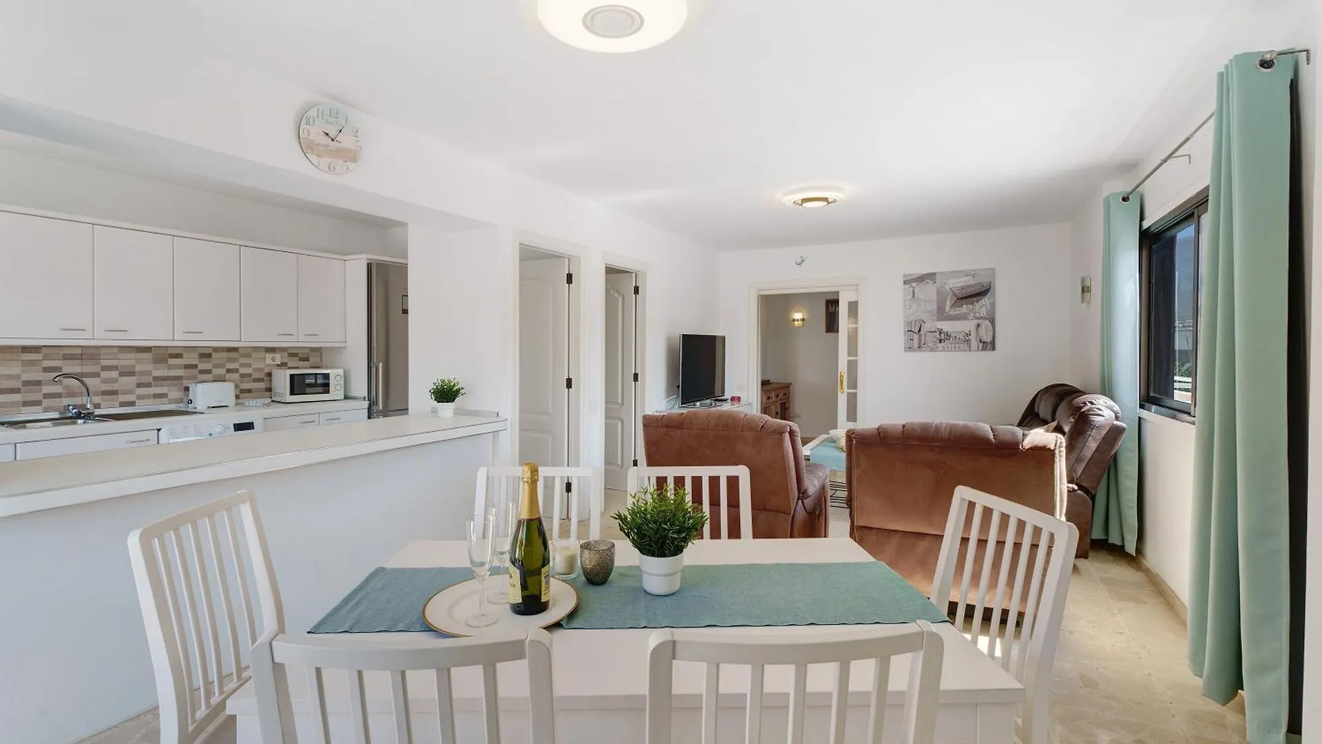펜션 3 Bedrooms With Views 아데제